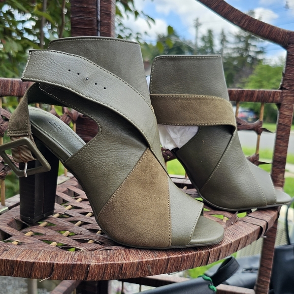Olive Green Heeled Sandal - Picture 2 of 2